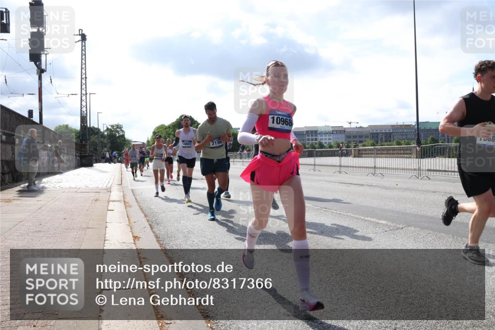 29.06.2025 - hella hamburg halbmarathon Lena Gebhardt http://msf.ph/oto/8317366 29.06.2025 09:47:45 Lombardsbrücke 14601, 2196, 10968, 1908, 1002, 1164, 1217, 1407, 1562, 1910, 2121, 2196, 2228, 2296, 2404, 2774, 2851, 3783, 4246, 4602, 4740, 5092, 5923, 5961, 6473, 6915, 7972, 8084, 8366, 8395, 8901, 9171, 9178, 9508, 9944, 10384, 10968, 11019, 11559, 11745, 11806, 12137, 12462, 12704, 12751, 12865, 13029, 13419, 13514, 13798, 13854, 14387, 14459, 14601, 14934, 14952, 15261, 15965, 16123, 16964, 17154, 18419 meine-sportfotos.de
