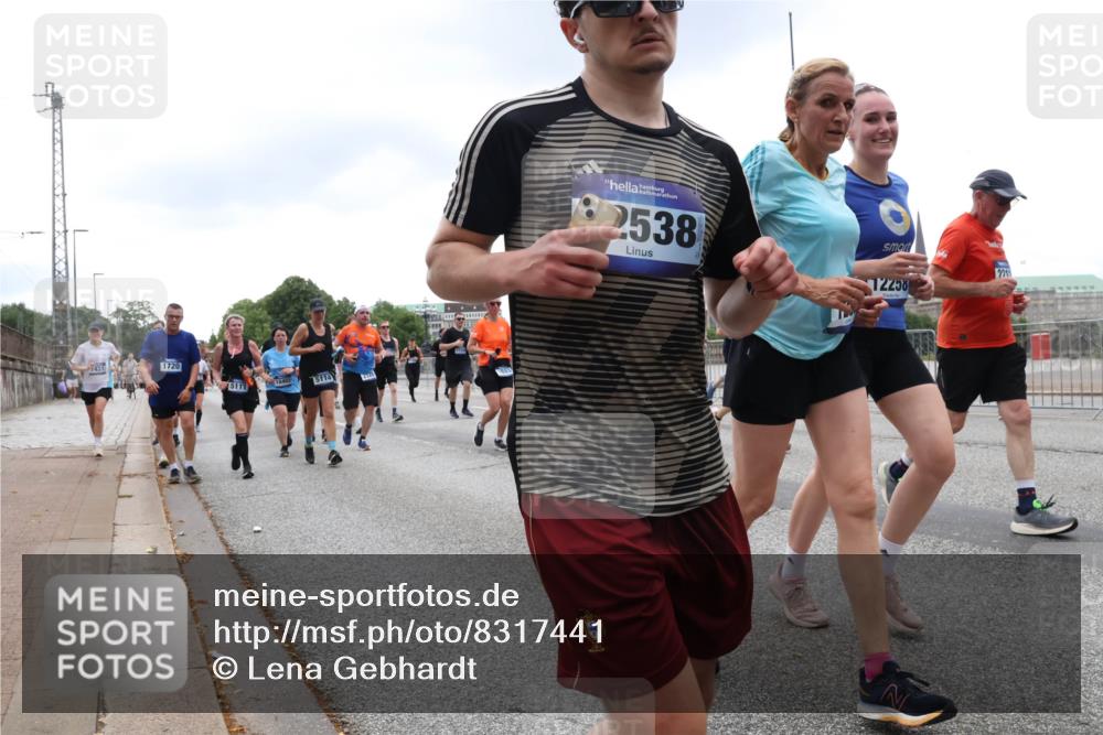 29.06.2025 - hella hamburg halbmarathon Lena Gebhardt http://msf.ph/oto/8317441 29.06.2025 10:47:12 Lombardsbrücke 431, 1720, 5111, 18403, 5114, 2538, 12258, 2211, 1073, 1185, 1286, 1363, 1463, 1523, 1593, 1607, 1704, 1720, 1961, 1999, 2148, 2162, 2211, 2320, 2327, 2407, 2537, 2555, 2556, 2665, 2981, 2994, 3277, 3339, 3406, 3407, 3823, 4184, 4239, 4325, 4342, 4483, 4806, 4895, 4974, 4975, 5111, 5114, 5700, 5796, 5895, 5953, 6255, 6256, 6485, 6496, 6740, 6879, 6995, 7073, 7403, 7412, 7430, 7431, 7630, 7631, 7827, 8105, 8131, 8486, 8553, 8684, 8706, 8915, 8953, 8967, 9018 meine-sportfotos.de