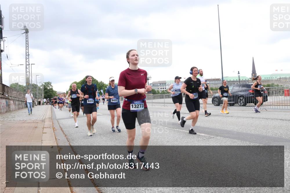 29.06.2025 - hella hamburg halbmarathon Lena Gebhardt http://msf.ph/oto/8317443 29.06.2025 10:57:01 Lombardsbrücke 18281, 9404, 9402, 13273, 13276, 932, 1207, 2143, 2307, 2370, 2871, 2887, 2932, 2991, 3195, 3348, 3387, 3418, 3438, 3470, 3485, 3516, 3517, 3520, 3614, 3723, 3851, 4086, 4094, 4106, 4118, 4241, 4485, 4568, 4569, 4611, 4773, 4998, 5057, 5316, 5438, 5589, 5639, 5911, 5944, 6053, 6284, 6348, 6349, 6832, 6981, 7381, 7416, 7417, 7592, 7787, 7964, 8039, 8150, 8197, 8224, 8546, 8679, 8851, 8853, 8939, 8943, 9110, 9172, 9210, 9298, 9299, 9910, 10571 meine-sportfotos.de