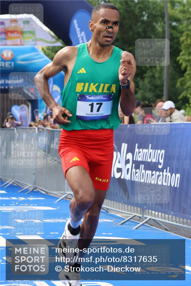 29.06.2025 - hella hamburg halbmarathon Strokosch-Dieckow http://msf.ph/oto/8317635 29.06.2025 10:05:26 Ziel 17 meine-sportfotos.de