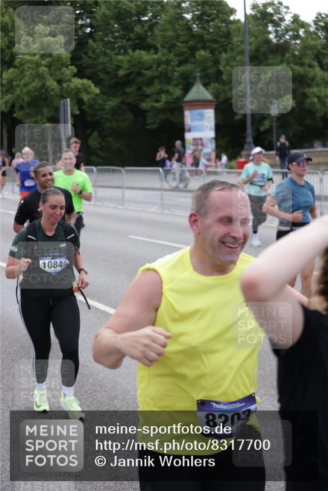 29.06.2025 - hella hamburg halbmarathon Jannik Wohlers http://msf.ph/oto/8317700 29.06.2025 10:39:02 Lombardsbrücke 1856, 1883, 2092, 2578, 2843, 3275, 3353, 3727, 4523, 4603, 4609, 4659, 4855, 4882, 6321, 6342, 6343, 6719, 6726, 6748, 7341, 7501, 7524, 7684, 8203, 8243, 8995, 9393, 9420, 9569, 9698, 9777, 10512, 10626, 10627, 10849, 10888, 11129, 11313, 11381, 11382, 11461, 11533, 11729, 12150, 12217, 12391, 12680, 13178, 13461, 13495, 13519, 14111, 14114, 14299, 14871, 14956, 15112, 15433, 15494, 15536, 15765, 16178, 16382, 16866, 16869, 16884, 17368, 17379, 17536, 17666 meine-sportfotos.de