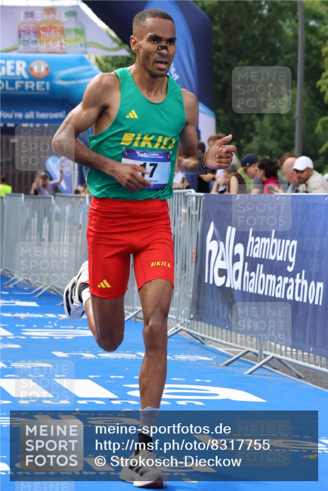 29.06.2025 - hella hamburg halbmarathon Strokosch-Dieckow http://msf.ph/oto/8317755 29.06.2025 10:05:26 Ziel 17 meine-sportfotos.de