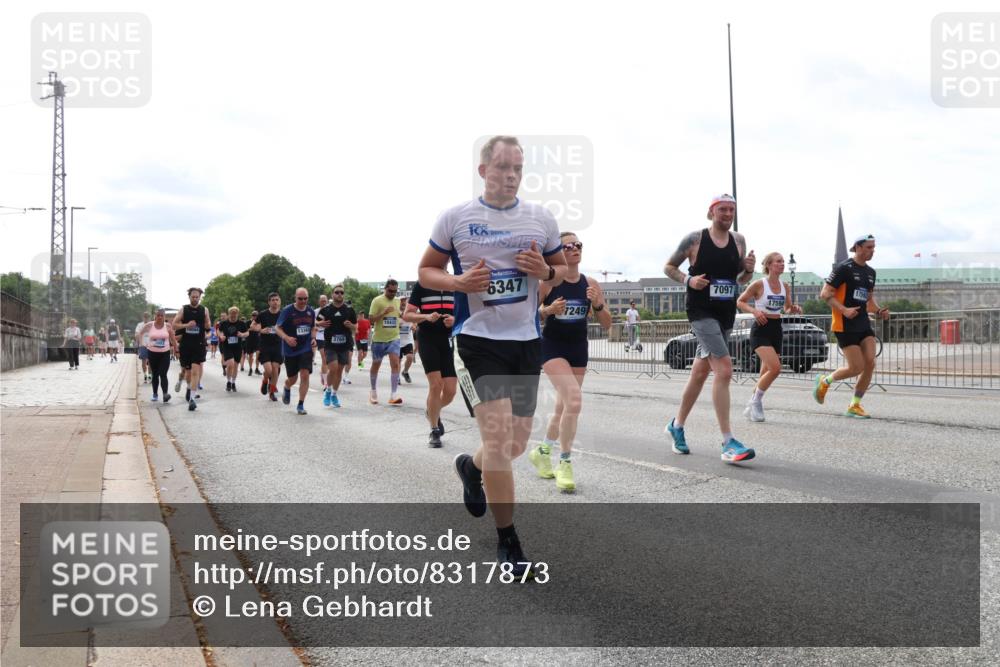 29.06.2025 - hella hamburg halbmarathon Lena Gebhardt http://msf.ph/oto/8317873 29.06.2025 10:22:34 Lombardsbrücke 3769, 10432, 6347, 7249, 7097, 17597, 17594, 1003, 1029, 1187, 1419, 1598, 2009, 2022, 2063, 2294, 2351, 2479, 2514, 2766, 2886, 3003, 3050, 3108, 3172, 3430, 3457, 3458, 3511, 3600, 3601, 3910, 3946, 4113, 4114, 4131, 4366, 4556, 4559, 4829, 4969, 4970, 5079, 5223, 5343, 5798, 5838, 6030, 6048, 6049, 6303, 6307, 6347, 6820, 6826, 6899, 6977, 7097, 7188, 7190, 7276, 7529, 7794, 7925, 8355, 8511, 8855, 8884, 8931, 8954, 9256, 10826, 13921, 14525, 14801 meine-sportfotos.de