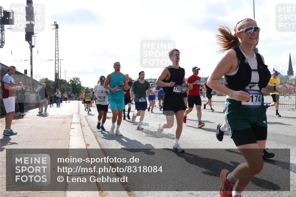 29.06.2025 - hella hamburg halbmarathon Lena Gebhardt http://msf.ph/oto/8318084 29.06.2025 10:00:02 Lombardsbrücke 18112, 14785, 4231, 17525, 1413, 174, 1006, 1125, 1180, 1239, 1264, 1334, 1834, 1914, 1955, 2099, 2159, 2348, 2364, 2391, 2432, 2447, 2582, 2584, 2676, 2677, 2730, 2910, 3177, 3181, 3279, 3668, 3836, 3861, 3898, 4013, 4231, 4426, 4632, 4772, 4796, 4837, 5015, 5134, 5272, 5277, 5341, 5728, 6082, 6084, 6104, 6174, 6201, 6202, 6260, 6462, 6581, 6587, 8330, 8520, 8846, 9142, 9488, 9907, 9984, 10031, 11039, 11568, 11844 meine-sportfotos.de
