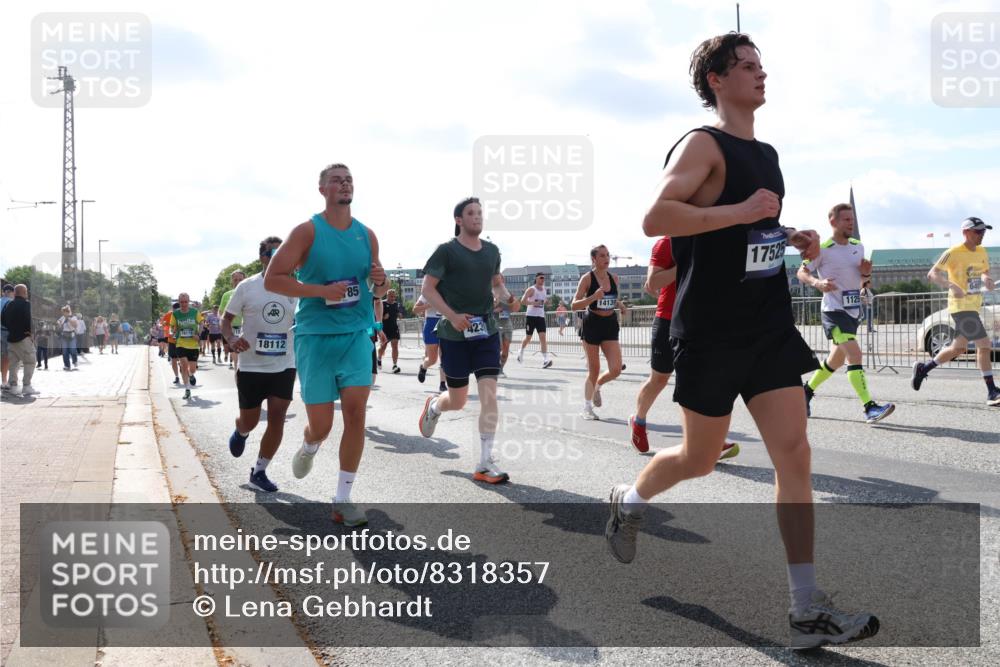 29.06.2025 - hella hamburg halbmarathon Lena Gebhardt http://msf.ph/oto/8318357 29.06.2025 10:00:03 Lombardsbrücke 19173, 85, 18112, 423, 1612, 1413, 17525, 1125, 1006, 1125, 1180, 1239, 1264, 1334, 1526, 1834, 1914, 1955, 2099, 2159, 2348, 2364, 2391, 2432, 2447, 2582, 2584, 2676, 2677, 2730, 2910, 3177, 3181, 3279, 3668, 3836, 3861, 3898, 4013, 4231, 4426, 4632, 4772, 4796, 4837, 5015, 5134, 5272, 5277, 5341, 5728, 6082, 6084, 6104, 6174, 6201, 6202, 6260, 6462, 6581, 6587, 8330, 9142, 9907, 9984, 10031, 11039, 11568, 11844 meine-sportfotos.de