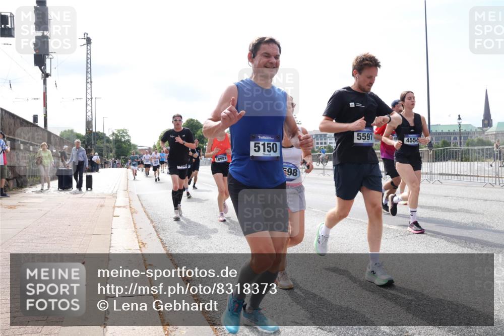 29.06.2025 - hella hamburg halbmarathon Lena Gebhardt http://msf.ph/oto/8318373 29.06.2025 10:12:41 Lombardsbrücke 10581, 5150, 98, 5597, 4554, 1020, 1051, 1249, 1610, 1785, 1850, 1851, 1939, 2531, 2661, 2891, 2942, 2963, 2964, 3182, 3248, 3262, 3746, 4453, 4499, 4532, 4554, 5150, 5166, 5176, 5597, 5598, 6207, 6822, 6871, 6966, 7014, 7474, 7907, 8917, 8971, 9253, 9254, 9405, 10067, 10402, 10581, 10685, 11025, 11509, 11720, 12456, 13566, 13816, 14313, 14540, 14863, 14868, 14869, 15012, 15369, 15531, 16323, 16379, 16473, 16826, 16911, 17061, 17994, 18178, 18493, 18530 meine-sportfotos.de