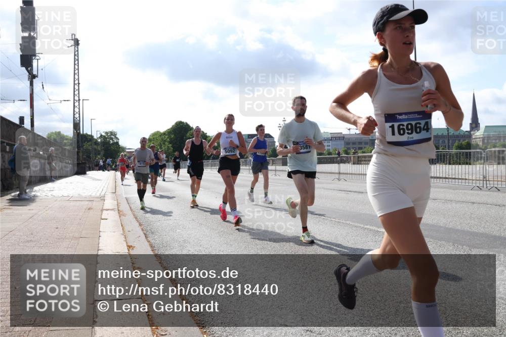 29.06.2025 - hella hamburg halbmarathon Lena Gebhardt http://msf.ph/oto/8318440 29.06.2025 09:47:47 Lombardsbrücke 5092, 1815, 3581, 16964, 1002, 1164, 1217, 1562, 1910, 2121, 2196, 2228, 2296, 2404, 2774, 2851, 3783, 4246, 4602, 5092, 5923, 5961, 6473, 6990, 7972, 8084, 8362, 8366, 8395, 8901, 9171, 9178, 9944, 10384, 10900, 10968, 11019, 11559, 11745, 11806, 12137, 12290, 12462, 12704, 12751, 12865, 13029, 13419, 13514, 13798, 13854, 14387, 14459, 14601, 14934, 14952, 15261, 15415, 15965, 16123, 16964, 17154, 18419 meine-sportfotos.de
