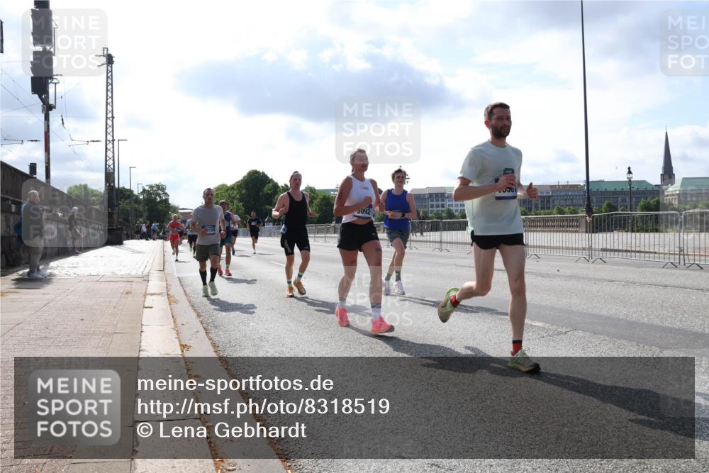 29.06.2025 - hella hamburg halbmarathon Lena Gebhardt http://msf.ph/oto/8318519 29.06.2025 09:47:47 Lombardsbrücke 8159, 092, 500, 1002, 1164, 1217, 1562, 1910, 2121, 2196, 2228, 2296, 2404, 2774, 2851, 3783, 4246, 4602, 5092, 5923, 5961, 6473, 6990, 7972, 8084, 8362, 8366, 8395, 8901, 9171, 9178, 9944, 10384, 10900, 10968, 11019, 11559, 11745, 11806, 12137, 12290, 12462, 12704, 12751, 12865, 13029, 13419, 13514, 13798, 13854, 14387, 14459, 14601, 14934, 14952, 15261, 15415, 15965, 16123, 16964, 17154, 18419 meine-sportfotos.de