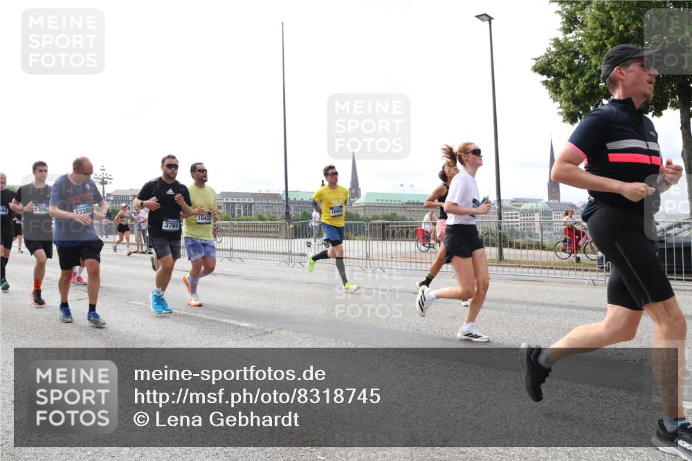 29.06.2025 - hella hamburg halbmarathon Lena Gebhardt http://msf.ph/oto/8318745 29.06.2025 10:22:36 Lombardsbrücke 598, 13963, 13369, 3769, 10432, 10902, 1029, 1187, 1419, 1598, 2009, 2022, 2063, 2294, 2351, 2479, 2514, 2766, 2886, 3003, 3050, 3108, 3172, 3430, 3457, 3458, 3511, 3600, 3601, 3910, 3946, 4113, 4114, 4131, 4366, 4556, 4559, 4829, 4969, 4970, 5079, 5223, 5343, 5629, 5798, 5838, 6030, 6048, 6049, 6303, 6307, 6347, 6820, 6826, 6899, 6977, 7097, 7188, 7190, 7276, 7529, 7794, 7925, 8355, 8511, 8855, 8884, 8931, 8954, 9256, 10826, 13921, 14525, 14801 meine-sportfotos.de