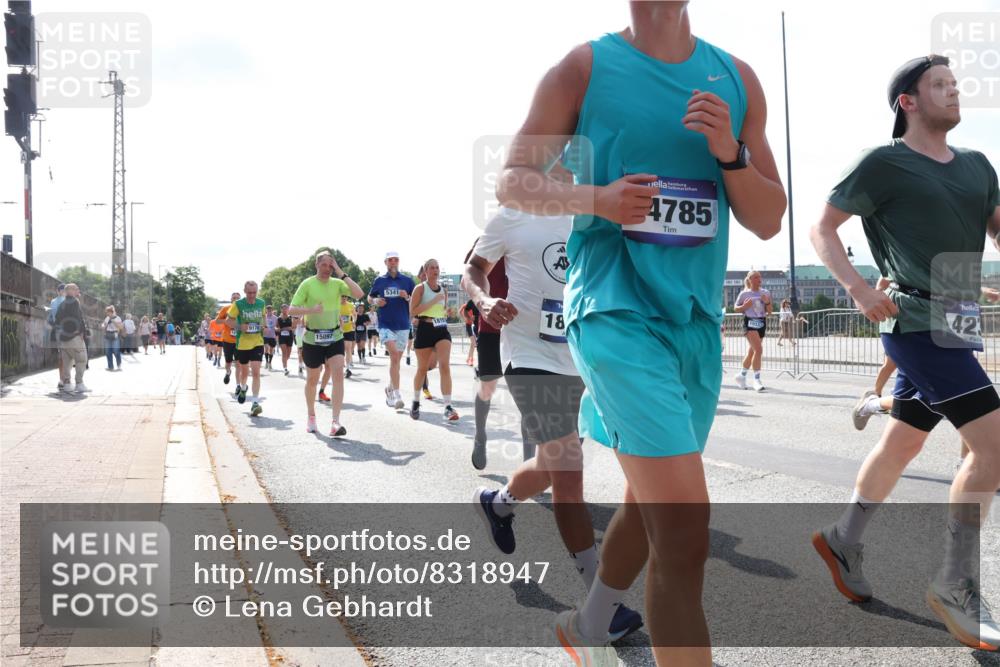 29.06.2025 - hella hamburg halbmarathon Lena Gebhardt http://msf.ph/oto/8318947 29.06.2025 10:00:04 Lombardsbrücke 9178, 15097, 5341, 1815, 18, 4785, 10337, 42, 1006, 1019, 1125, 1180, 1239, 1264, 1526, 1834, 1914, 1955, 2027, 2086, 2099, 2159, 2348, 2364, 2391, 2432, 2447, 2582, 2584, 2606, 2652, 2676, 2677, 2730, 2910, 3177, 3181, 3279, 3668, 3836, 3861, 3898, 4013, 4231, 4426, 4632, 4772, 4796, 4837, 5015, 5134, 5272, 5277, 5341, 5728, 6082, 6084, 6104, 6174, 6201, 6202, 6260, 6462, 6470, 6581, 6587, 8330, 9142, 9984, 10031, 11039, 11568, 11844 meine-sportfotos.de