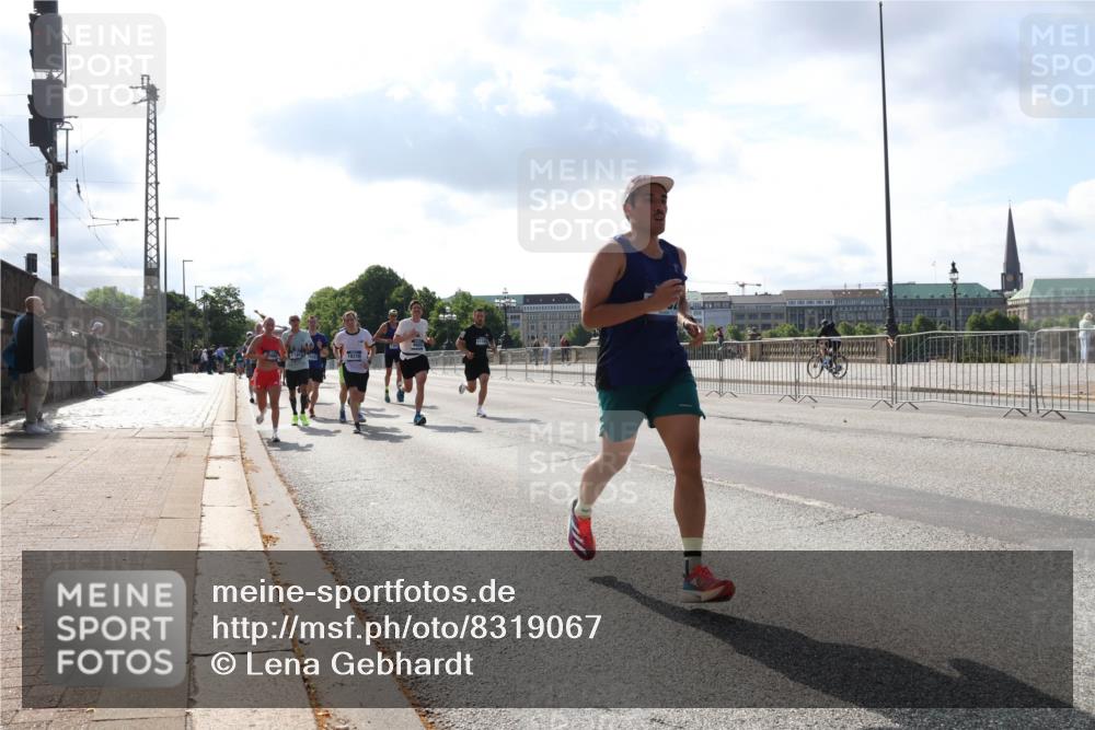 29.06.2025 - hella hamburg halbmarathon Lena Gebhardt http://msf.ph/oto/8319067 29.06.2025 09:47:50 Lombardsbrücke 1164, 1217, 1562, 2121, 2196, 2296, 2404, 2714, 2851, 3783, 4246, 4602, 5092, 5923, 5961, 6990, 8084, 8362, 8395, 8901, 9171, 9178, 9944, 10384, 10900, 10968, 11019, 11202, 11227, 11559, 11745, 11806, 12137, 12290, 12462, 12704, 12751, 12865, 13029, 13419, 13514, 13798, 13854, 14387, 14459, 14601, 14934, 14952, 15015, 15261, 15415, 15701, 15965, 16123, 16158, 16964, 17154, 18419 meine-sportfotos.de