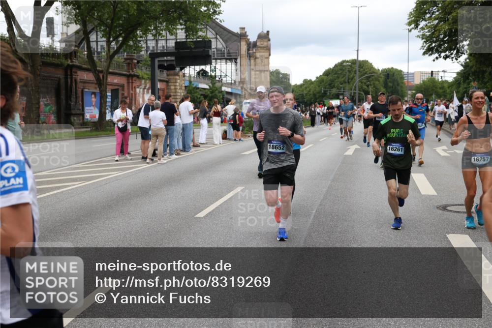 29.06.2025 - hella hamburg halbmarathon Yannick Fuchs http://msf.ph/oto/8319269 29.06.2025 10:50:55 20KM 1387, 1485, 2034, 2282, 2417, 2676, 3413, 3435, 3836, 4167, 4940, 5033, 5728, 6272, 6399, 6416, 6835, 7716, 8393, 8542, 8652, 8825, 9488, 9577, 9727, 9820, 9907, 9934, 10133, 10212, 11043, 11083, 11212, 11590, 11612, 11832, 12014, 12440, 12523, 13245, 13666, 13750, 13863, 14139, 14369, 14678, 15097, 15145, 15695, 15712, 15726, 16113, 16257, 16261, 16470, 16830, 16909, 17160, 17617, 17779, 17828, 17848, 18208, 18388, 18652, 19184 meine-sportfotos.de
