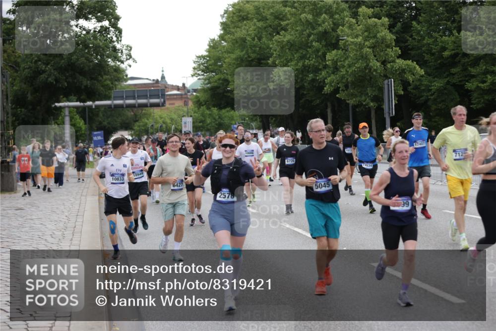 29.06.2025 - hella hamburg halbmarathon Jannik Wohlers http://msf.ph/oto/8319421 29.06.2025 10:39:15 Lombardsbrücke 2578, 2976, 3046, 4298, 4609, 4752, 5045, 5701, 6321, 6427, 6428, 6719, 6726, 6739, 7053, 7125, 7199, 7429, 8995, 9569, 9698, 9747, 9777, 10441, 10626, 10627, 10666, 10714, 10833, 11461, 11664, 11982, 12150, 12217, 12631, 12680, 13178, 13495, 14111, 14674, 14882, 15265, 15433, 15494, 16178, 17379, 17407, 17634, 17666, 17695, 18944, 19121 meine-sportfotos.de