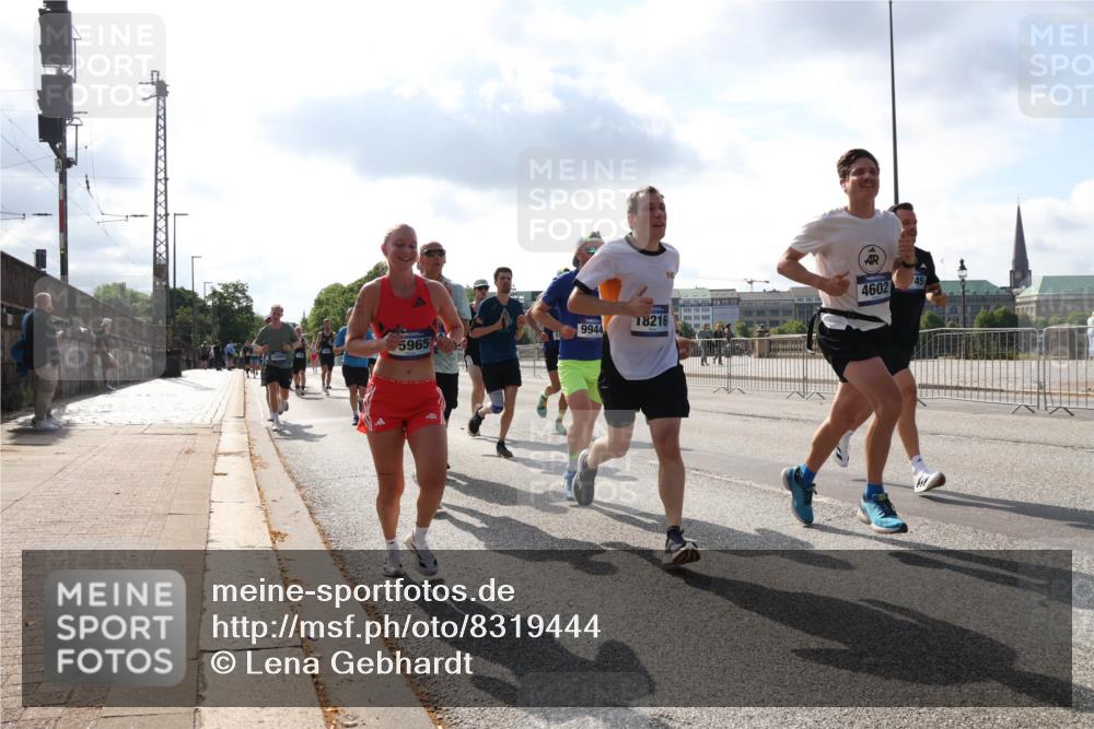 29.06.2025 - hella hamburg halbmarathon Lena Gebhardt http://msf.ph/oto/8319444 29.06.2025 09:47:53 Lombardsbrücke 18216, 9944, 5965, 4602, 45, 5869, 1164, 1217, 1562, 2196, 2296, 2404, 2714, 2851, 4602, 5091, 5092, 5315, 5923, 6684, 6990, 8084, 8362, 8395, 8901, 9171, 9178, 9944, 10384, 10900, 10968, 11019, 11202, 11227, 11559, 11745, 12290, 12462, 12704, 12751, 12865, 13029, 13419, 13514, 13798, 13854, 14387, 14459, 14601, 14934, 14952, 15015, 15261, 15415, 15701, 15965, 16123, 16158, 16964, 17154, 18419 meine-sportfotos.de