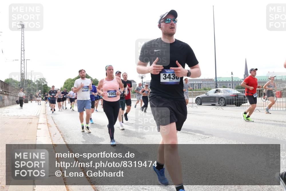 29.06.2025 - hella hamburg halbmarathon Lena Gebhardt http://msf.ph/oto/8319474 29.06.2025 10:22:40 Lombardsbrücke 17553, 1003, 343, 1029, 1187, 1419, 1598, 1853, 2022, 2294, 2351, 2479, 2766, 2886, 3003, 3108, 3430, 3457, 3511, 3600, 3601, 3910, 3946, 4113, 4114, 4131, 4556, 4559, 4829, 4969, 4970, 5079, 5223, 5343, 5629, 5798, 5838, 6030, 6048, 6049, 6303, 6307, 6347, 6820, 6826, 6899, 6977, 7097, 7188, 7190, 7266, 7276, 7529, 7794, 7925, 8355, 8511, 8855, 8884, 8931, 9256, 10205, 10826, 12190, 13921, 14525, 14801 meine-sportfotos.de