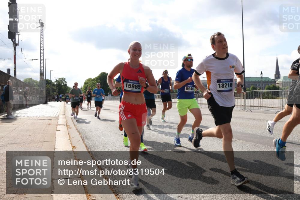 29.06.2025 - hella hamburg halbmarathon Lena Gebhardt http://msf.ph/oto/8319504 29.06.2025 09:47:53 Lombardsbrücke 18841, 15965, 9944, 1562, 18216, 1164, 1217, 1562, 2196, 2296, 2404, 2714, 2851, 4602, 5091, 5092, 5315, 5923, 6684, 6990, 8084, 8362, 8395, 8901, 9171, 9178, 9944, 10384, 10900, 10968, 11019, 11202, 11227, 11559, 11745, 12290, 12462, 12704, 12751, 12865, 13029, 13419, 13514, 13798, 13854, 14387, 14459, 14601, 14934, 14952, 15015, 15261, 15415, 15701, 15965, 16123, 16158, 16964, 17154, 18419 meine-sportfotos.de