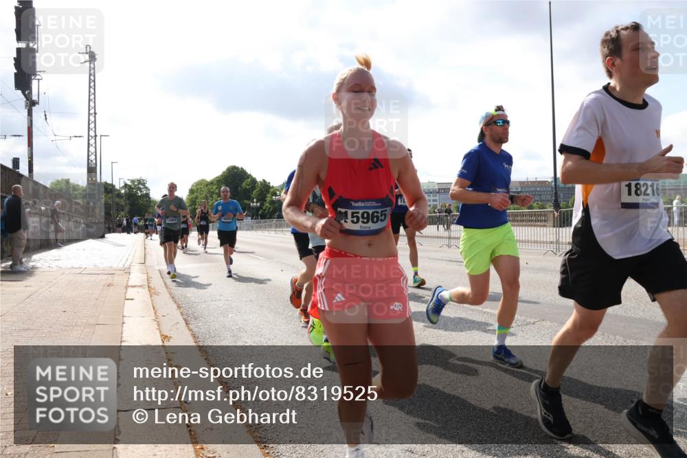 29.06.2025 - hella hamburg halbmarathon Lena Gebhardt http://msf.ph/oto/8319525 29.06.2025 09:47:53 Lombardsbrücke 12865, 18841, 15965, 15, 18216, 1164, 1217, 1562, 2196, 2296, 2404, 2714, 2851, 4602, 5091, 5092, 5315, 5923, 6684, 6990, 8084, 8362, 8395, 8901, 9171, 9178, 9944, 10384, 10900, 10968, 11019, 11202, 11227, 11559, 11745, 12290, 12462, 12704, 12751, 12865, 13029, 13419, 13514, 13798, 13854, 14387, 14459, 14601, 14934, 14952, 15015, 15261, 15415, 15701, 15965, 16123, 16158, 16964, 17154, 18419 meine-sportfotos.de