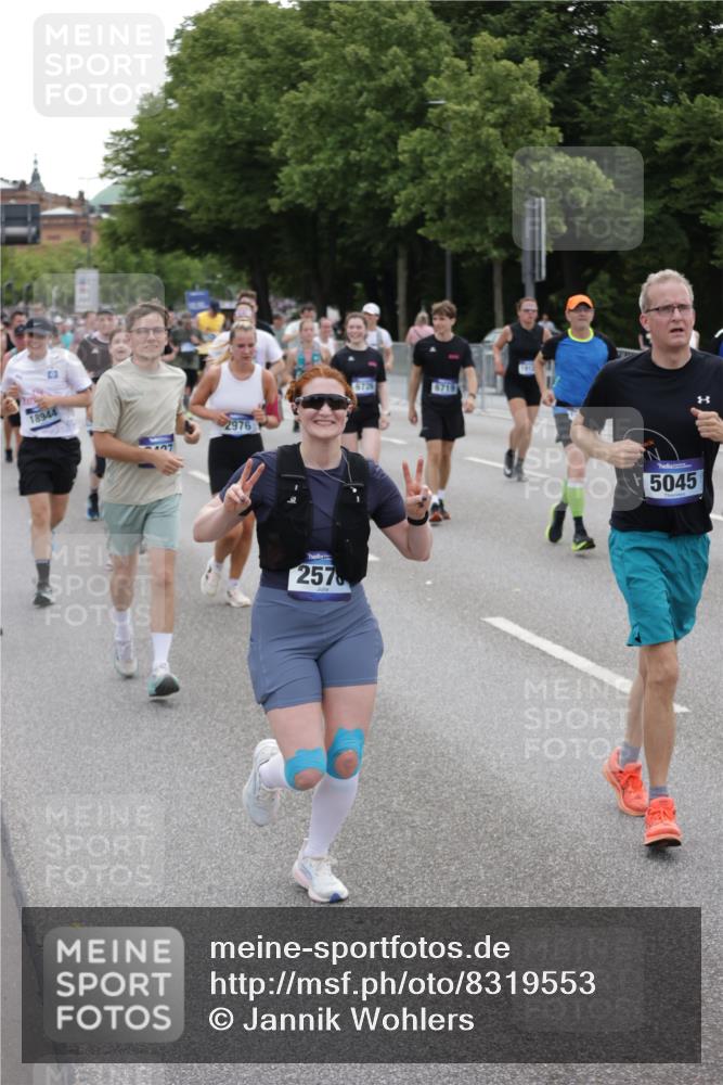 29.06.2025 - hella hamburg halbmarathon Jannik Wohlers http://msf.ph/oto/8319553 29.06.2025 10:39:17 Lombardsbrücke 2313, 2578, 2976, 3046, 4298, 4609, 4752, 5045, 5701, 6321, 6427, 6428, 6719, 6726, 6739, 7053, 7125, 7199, 7429, 8995, 9080, 9569, 9698, 9747, 9777, 10441, 10626, 10627, 10666, 10714, 10833, 11461, 11664, 11982, 12150, 12631, 12680, 13178, 13495, 14111, 14674, 14882, 15265, 15494, 16178, 17379, 17407, 17634, 17666, 17695, 18944, 19121 meine-sportfotos.de