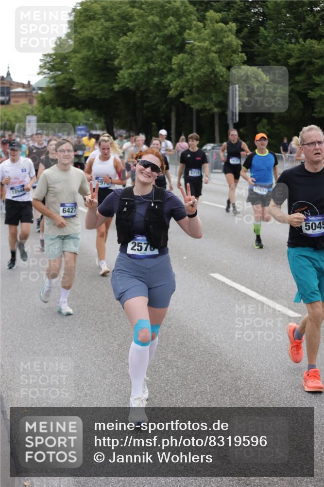 29.06.2025 - hella hamburg halbmarathon Jannik Wohlers http://msf.ph/oto/8319596 29.06.2025 10:39:17 Lombardsbrücke 2313, 2578, 2976, 3046, 4298, 4609, 4752, 5045, 5701, 6321, 6427, 6428, 6719, 6726, 6739, 7053, 7125, 7199, 7429, 8995, 9080, 9569, 9698, 9747, 9777, 10441, 10626, 10627, 10666, 10714, 10833, 11461, 11664, 11982, 12150, 12631, 12680, 13178, 13495, 14111, 14674, 14882, 15265, 15494, 16178, 17379, 17407, 17634, 17666, 17695, 18944, 19121 meine-sportfotos.de