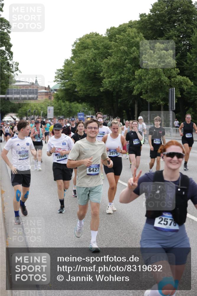 29.06.2025 - hella hamburg halbmarathon Jannik Wohlers http://msf.ph/oto/8319632 29.06.2025 10:39:17 Lombardsbrücke 2313, 2578, 2976, 3046, 4298, 4609, 4752, 5045, 5701, 6321, 6427, 6428, 6719, 6726, 6739, 7053, 7125, 7199, 7429, 8995, 9080, 9569, 9698, 9747, 9777, 10441, 10626, 10627, 10666, 10714, 10833, 11461, 11664, 11982, 12150, 12631, 12680, 13178, 13495, 14111, 14674, 14882, 15265, 15494, 16178, 17379, 17407, 17634, 17666, 17695, 18944, 19121 meine-sportfotos.de