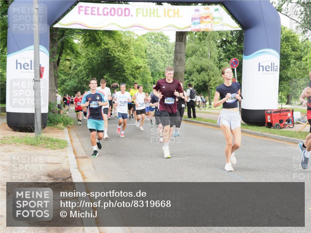 29.06.2025 - hella hamburg halbmarathon MichiJ http://msf.ph/oto/8319668 29.06.2025 10:37:09 Zwischen KM18-KM19 2020, 2234, 2504, 2788, 3414, 4247, 7297, 7657, 8819, 9770, 11819, 12421, 12670, 17745 meine-sportfotos.de