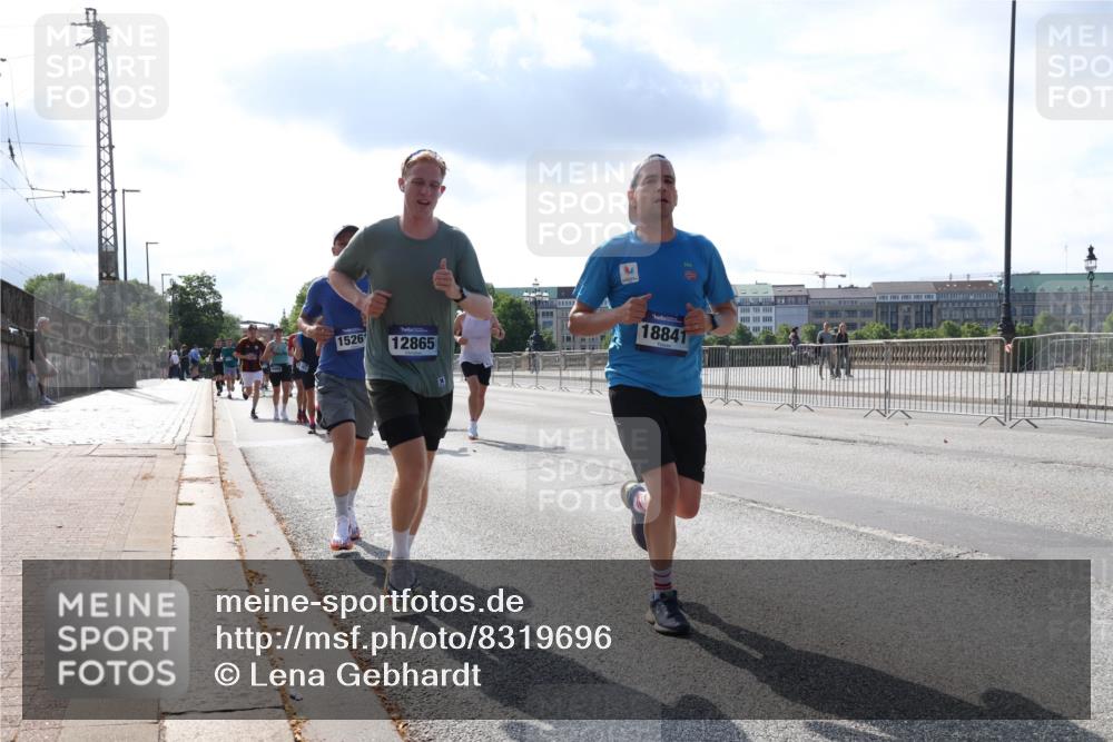 29.06.2025 - hella hamburg halbmarathon Lena Gebhardt http://msf.ph/oto/8319696 29.06.2025 09:47:55 Lombardsbrücke 1526, 12865, 18841, 1164, 1217, 1385, 1562, 1743, 2196, 2296, 2404, 2714, 2851, 3959, 4602, 5091, 5092, 5315, 5923, 6684, 6990, 8084, 8362, 8395, 8901, 9171, 9178, 9944, 10384, 10900, 10968, 11019, 11202, 11227, 11559, 11620, 11745, 12290, 12462, 12704, 12751, 12865, 13029, 13419, 13514, 13798, 13854, 14387, 14459, 14601, 14908, 14934, 14952, 15015, 15261, 15415, 15701, 15965, 16123, 16158, 16964, 17154, 18419 meine-sportfotos.de