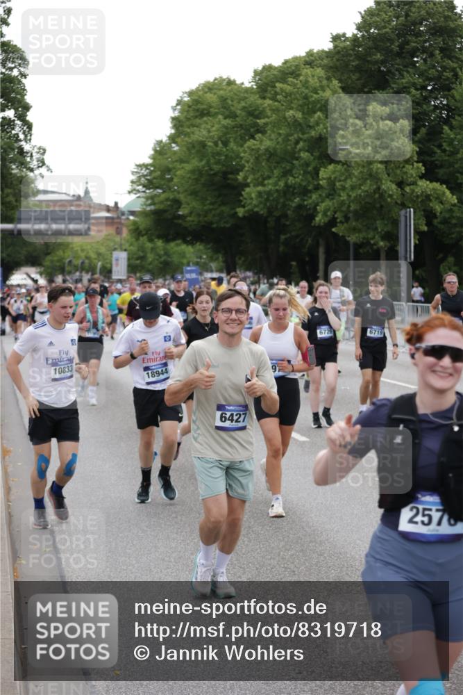 29.06.2025 - hella hamburg halbmarathon Jannik Wohlers http://msf.ph/oto/8319718 29.06.2025 10:39:18 Lombardsbrücke 2313, 2578, 2976, 3046, 4298, 4609, 4752, 5045, 5701, 6427, 6428, 6719, 6726, 6739, 7053, 7125, 7199, 7429, 8612, 8995, 9080, 9569, 9698, 9747, 9777, 10441, 10626, 10627, 10666, 10714, 10833, 10901, 10939, 11461, 11664, 11982, 12150, 12631, 12680, 13495, 13644, 14111, 14674, 14882, 15265, 15494, 16178, 16532, 17379, 17407, 17634, 17666, 17695, 18944, 19121 meine-sportfotos.de