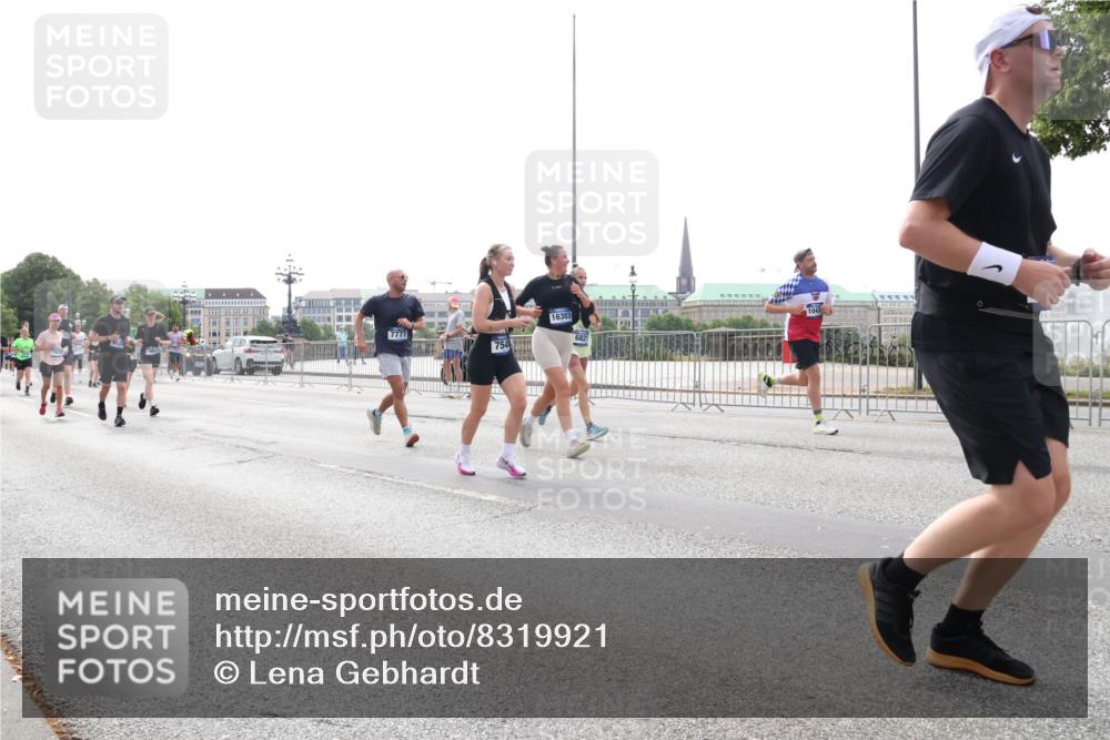 29.06.2025 - hella hamburg halbmarathon Lena Gebhardt http://msf.ph/oto/8319921 29.06.2025 10:37:33 Lombardsbrücke 7777, 754, 16303, 6821, 1047, 1022, 1276, 1337, 1475, 1597, 1819, 2016, 2031, 2072, 2104, 2199, 2272, 2480, 2486, 2640, 2853, 3127, 3230, 3246, 3633, 3714, 4097, 4347, 4733, 5139, 5146, 5171, 5186, 5522, 5560, 5790, 5875, 5940, 6172, 6243, 6584, 6821, 6955, 7085, 7124, 7235, 7321, 7350, 7544, 7707, 7777, 7823, 8257, 8258, 8811, 8843, 9054, 9055, 9247, 9288, 9524, 9895, 10159, 10506, 11087, 12123, 12254, 12472, 12824, 16680, 17798 meine-sportfotos.de