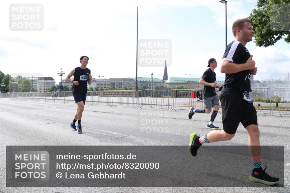 29.06.2025 - hella hamburg halbmarathon Lena Gebhardt http://msf.ph/oto/8320090 29.06.2025 10:12:44 Lombardsbrücke 16826, 1020, 1051, 1249, 1610, 1785, 1850, 1851, 1939, 2531, 2891, 2942, 2963, 2964, 3182, 3248, 3262, 3746, 4453, 4499, 4532, 4554, 5150, 5166, 5176, 5597, 5598, 6207, 6822, 6871, 6966, 7014, 7873, 7907, 8917, 8971, 9254, 9405, 10067, 10402, 10581, 10685, 11025, 11720, 12456, 13566, 13816, 14404, 14540, 14863, 14868, 14869, 15012, 15369, 15531, 16323, 16473, 16826, 16911, 17061, 17994, 18178, 18493, 18530 meine-sportfotos.de