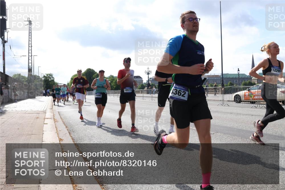 29.06.2025 - hella hamburg halbmarathon Lena Gebhardt http://msf.ph/oto/8320146 29.06.2025 09:47:59 Lombardsbrücke 6990, 18573, 6362, 12290, 1164, 1217, 1385, 1562, 1743, 2196, 2296, 2404, 2714, 2767, 2851, 3959, 4602, 4860, 5091, 5092, 5315, 5923, 6684, 6829, 6990, 8084, 8362, 8395, 8901, 8933, 9178, 9944, 10384, 10900, 10968, 11019, 11202, 11227, 11559, 11620, 11745, 11929, 12290, 12462, 12514, 12751, 12865, 13029, 13419, 13514, 13595, 13798, 13854, 14387, 14601, 14908, 14934, 14952, 15015, 15261, 15415, 15701, 15965, 16119, 16123, 16158, 16964, 17154, 18419 meine-sportfotos.de