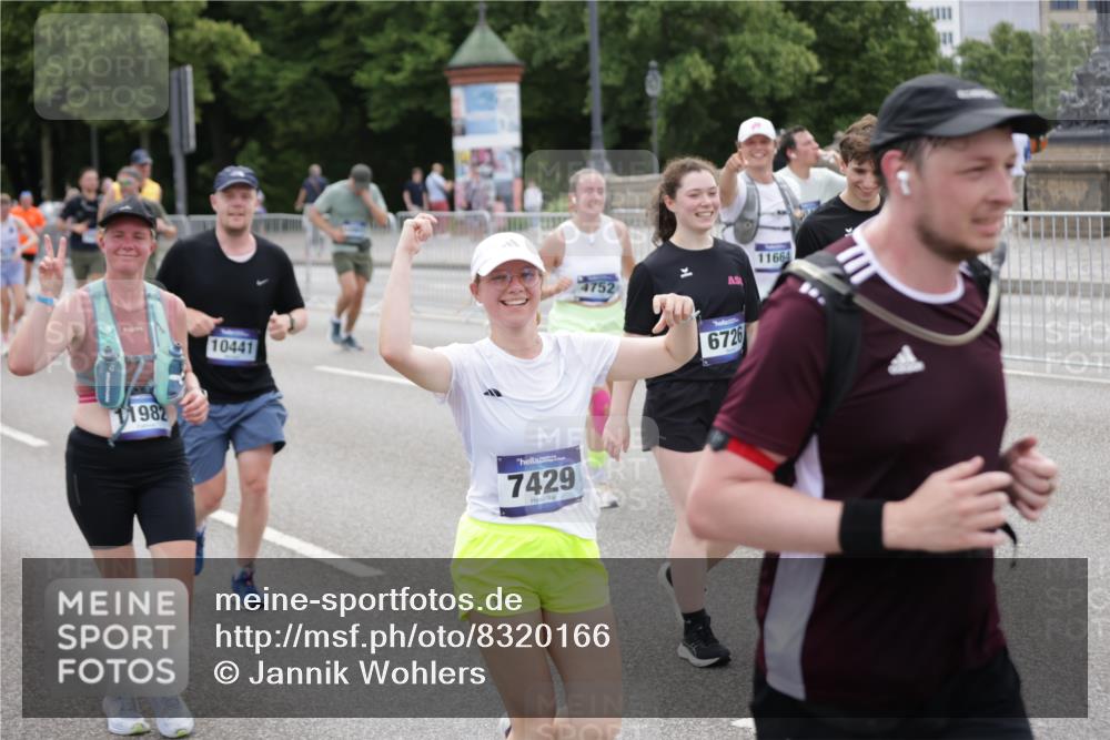 29.06.2025 - hella hamburg halbmarathon Jannik Wohlers http://msf.ph/oto/8320166 29.06.2025 10:39:23 Lombardsbrücke 1586, 1899, 2313, 2578, 2976, 3046, 3882, 3883, 3884, 4298, 4752, 5045, 5654, 5701, 6427, 6428, 6698, 6739, 7045, 7053, 7125, 7199, 7429, 8107, 8612, 8622, 8865, 8866, 9080, 9747, 10441, 10648, 10666, 10714, 10833, 10901, 10939, 11664, 11874, 11982, 12631, 12883, 13644, 14327, 14674, 14882, 15265, 16532, 16784, 17379, 17407, 17634, 17695, 18157, 18944, 19121, 19163 meine-sportfotos.de