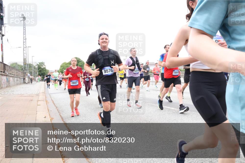 29.06.2025 - hella hamburg halbmarathon Lena Gebhardt http://msf.ph/oto/8320230 29.06.2025 10:57:16 Lombardsbrücke 2887, 1207, 9570, 14146, 13490, 14414, 1207, 1643, 2041, 2370, 2871, 2932, 3195, 3348, 3387, 3388, 3418, 3470, 3485, 3723, 3750, 3851, 4086, 4106, 4180, 4197, 4241, 4485, 4568, 4569, 4611, 4998, 5057, 5117, 5316, 5589, 5639, 5738, 6053, 6284, 6827, 6832, 6981, 7381, 7416, 7417, 7592, 7728, 7787, 7964, 8035, 8039, 8197, 8224, 8287, 8386, 8540, 8546, 8552, 8679, 8851, 8853, 8873, 9110, 9298, 9299 meine-sportfotos.de