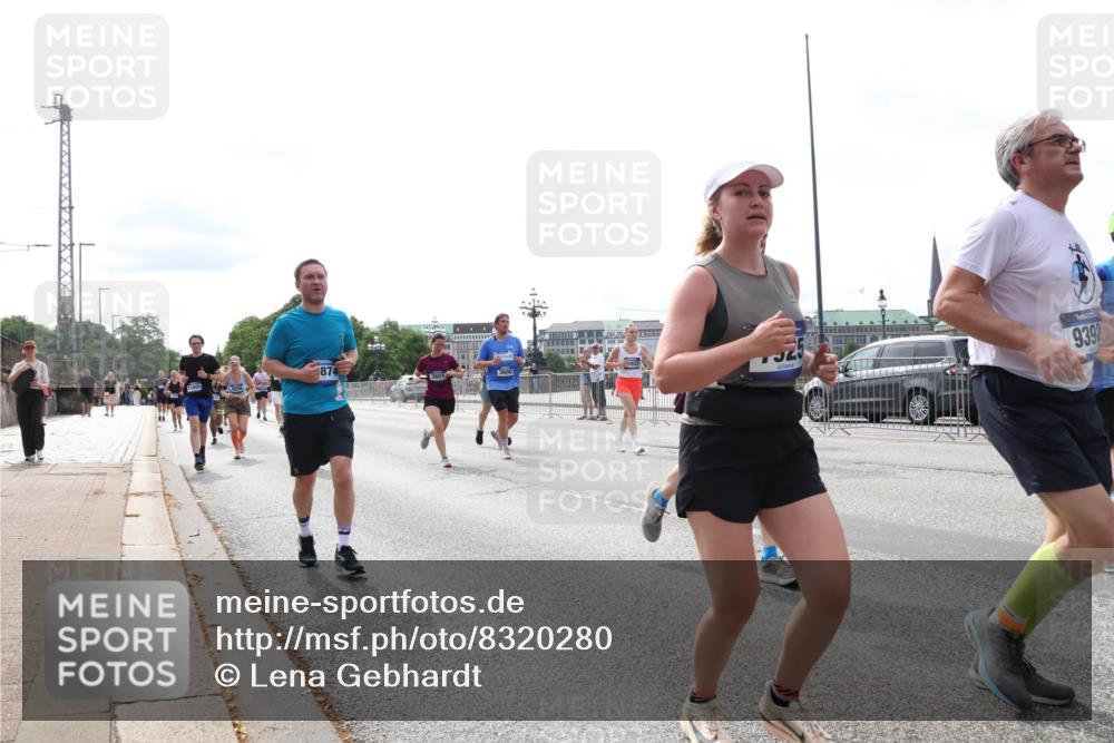 29.06.2025 - hella hamburg halbmarathon Lena Gebhardt http://msf.ph/oto/8320280 29.06.2025 10:22:46 Lombardsbrücke 874, 633, 9392, 1029, 1187, 1598, 1853, 2022, 2294, 2351, 2479, 2766, 2886, 3003, 3029, 3034, 3108, 3430, 3457, 3511, 3600, 3601, 3910, 3946, 4113, 4114, 4131, 4556, 4559, 4829, 4969, 5079, 5223, 5343, 5629, 5798, 5838, 6030, 6048, 6049, 6303, 6307, 6347, 6578, 6784, 6785, 6820, 6826, 6899, 7097, 7188, 7190, 7266, 7276, 7529, 7794, 7891, 7925, 8355, 8511, 8855, 8931, 9133, 9256, 9913, 10205, 10826, 12190, 13560, 13921, 14525, 14801 meine-sportfotos.de