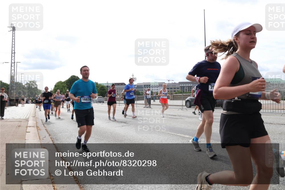29.06.2025 - hella hamburg halbmarathon Lena Gebhardt http://msf.ph/oto/8320298 29.06.2025 10:22:46 Lombardsbrücke 16874, 1029, 1187, 1598, 1853, 2022, 2294, 2351, 2479, 2766, 2886, 3003, 3029, 3034, 3108, 3430, 3457, 3511, 3600, 3601, 3910, 3946, 4113, 4114, 4131, 4556, 4559, 4829, 4969, 5079, 5223, 5343, 5629, 5798, 5838, 6030, 6048, 6049, 6303, 6307, 6347, 6578, 6784, 6785, 6820, 6826, 6899, 7097, 7188, 7190, 7266, 7276, 7529, 7794, 7891, 7925, 8355, 8511, 8855, 8931, 9133, 9256, 9913, 10205, 10826, 12190, 13560, 13921, 14525, 14801 meine-sportfotos.de