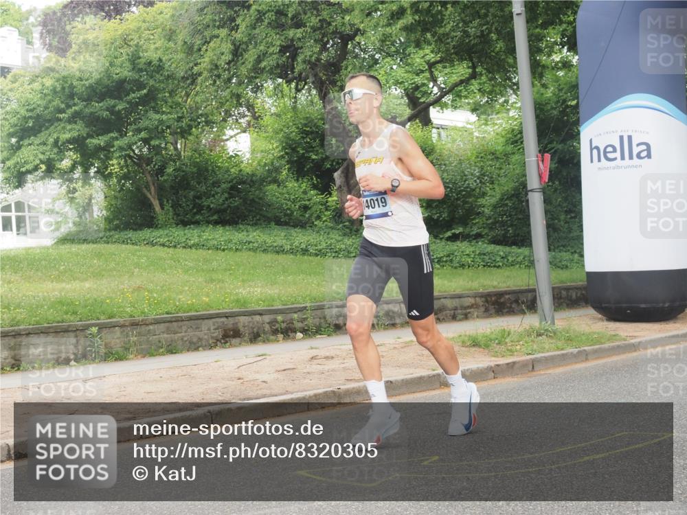 29.06.2025 - hella hamburg halbmarathon KatJ http://msf.ph/oto/8320305 29.06.2025 10:16:24 Zwischen KM18-KM19  meine-sportfotos.de