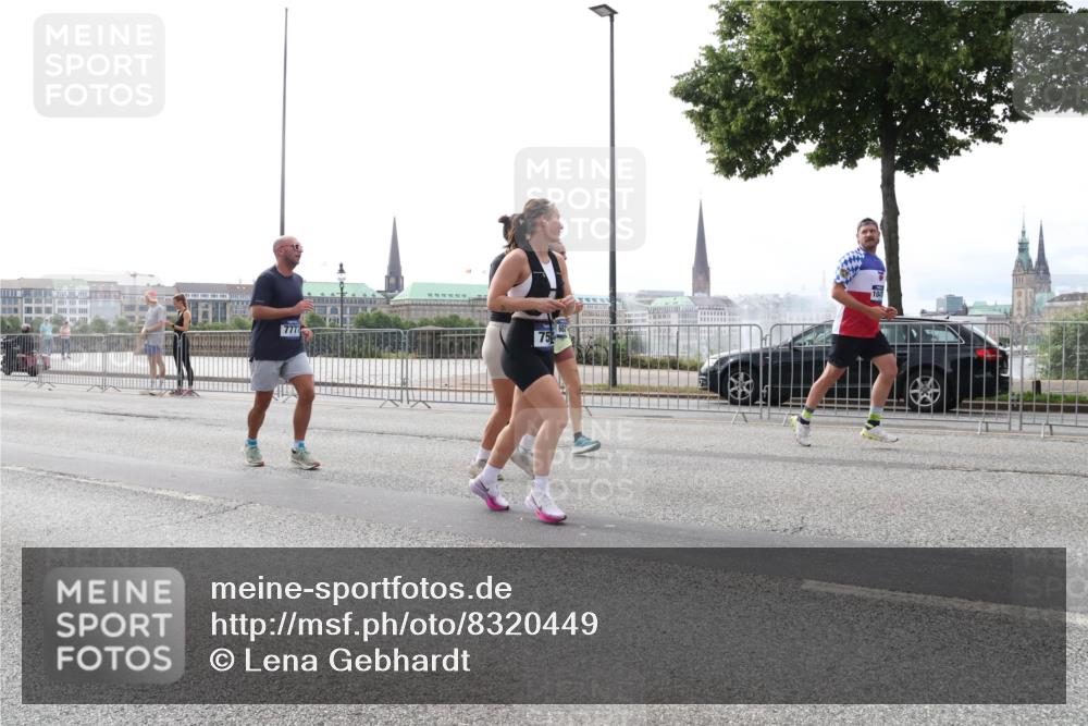 29.06.2025 - hella hamburg halbmarathon Lena Gebhardt http://msf.ph/oto/8320449 29.06.2025 10:37:34 Lombardsbrücke 7771, 75, 1022, 1276, 1337, 1475, 1597, 1819, 2016, 2031, 2072, 2104, 2199, 2272, 2480, 2486, 2640, 2853, 3127, 3230, 3246, 3633, 4097, 4347, 4733, 5139, 5146, 5171, 5186, 5522, 5560, 5790, 5875, 5940, 6172, 6243, 6584, 6821, 6955, 7085, 7124, 7235, 7321, 7350, 7544, 7707, 7777, 7823, 8257, 8258, 8811, 8843, 8985, 9054, 9055, 9247, 9288, 9524, 9895, 10159, 10506, 10836, 11087, 12123, 12254, 12472, 12824, 16680, 17798 meine-sportfotos.de