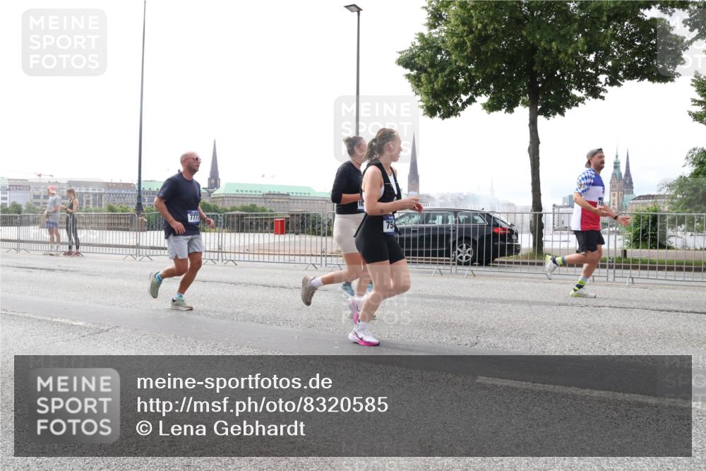 29.06.2025 - hella hamburg halbmarathon Lena Gebhardt http://msf.ph/oto/8320585 29.06.2025 10:37:34 Lombardsbrücke 7777, 754, 1022, 1276, 1337, 1475, 1597, 1819, 2016, 2031, 2072, 2104, 2199, 2272, 2480, 2486, 2640, 2853, 3127, 3230, 3246, 3633, 4097, 4347, 4733, 5139, 5146, 5171, 5186, 5522, 5560, 5790, 5875, 5940, 6172, 6243, 6584, 6821, 6955, 7085, 7124, 7235, 7321, 7350, 7544, 7707, 7777, 7823, 8257, 8258, 8811, 8843, 8985, 9054, 9055, 9247, 9288, 9524, 9895, 10159, 10506, 10836, 11087, 12123, 12254, 12472, 12824, 16680, 17798 meine-sportfotos.de