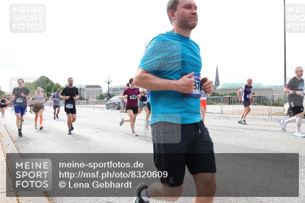 29.06.2025 - hella hamburg halbmarathon Lena Gebhardt http://msf.ph/oto/8320609 29.06.2025 10:22:48 Lombardsbrücke 1029, 1187, 1598, 1853, 2294, 2351, 2479, 2766, 2886, 3003, 3029, 3034, 3108, 3430, 3457, 3511, 3600, 3601, 3910, 3946, 4131, 4190, 4266, 4556, 4559, 4969, 5079, 5223, 5343, 5629, 5798, 5838, 6030, 6048, 6049, 6303, 6347, 6578, 6784, 6785, 6820, 6826, 6899, 7097, 7188, 7190, 7266, 7276, 7529, 7794, 7891, 7925, 8355, 8511, 8855, 8931, 9133, 9256, 9913, 10205, 10826, 12025, 12190, 12265, 13560, 13921, 14041, 14525, 14801 meine-sportfotos.de