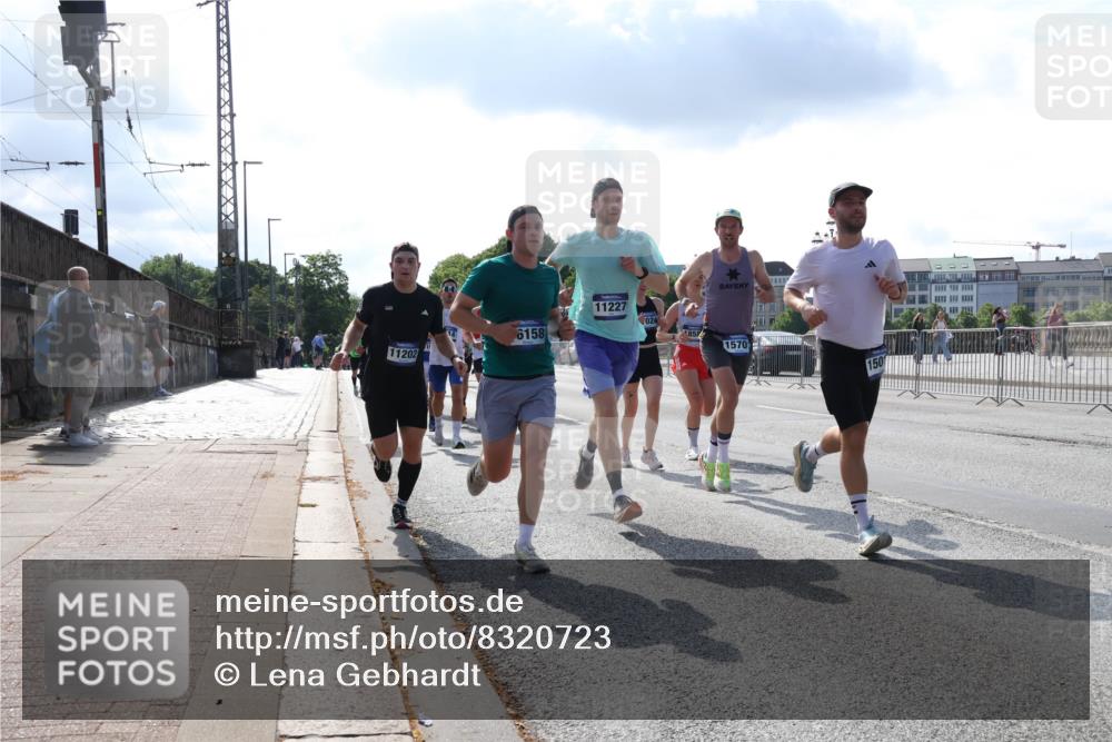 29.06.2025 - hella hamburg halbmarathon Lena Gebhardt http://msf.ph/oto/8320723 29.06.2025 09:48:03 Lombardsbrücke 11202, 6158, 11227, 024, 1570, 150, 1164, 1385, 1562, 1743, 2196, 2296, 2714, 2767, 3959, 4602, 4860, 5091, 5092, 5315, 5923, 6684, 6829, 6990, 8084, 8362, 8901, 8933, 9178, 9944, 10384, 10793, 10900, 10968, 11019, 11202, 11227, 11559, 11620, 11745, 11929, 12290, 12462, 12514, 12751, 12865, 13419, 13514, 13595, 13798, 13854, 14387, 14601, 14875, 14908, 14934, 14952, 15015, 15261, 15415, 15701, 15959, 15965, 16119, 16123, 16158, 16964, 17154 meine-sportfotos.de
