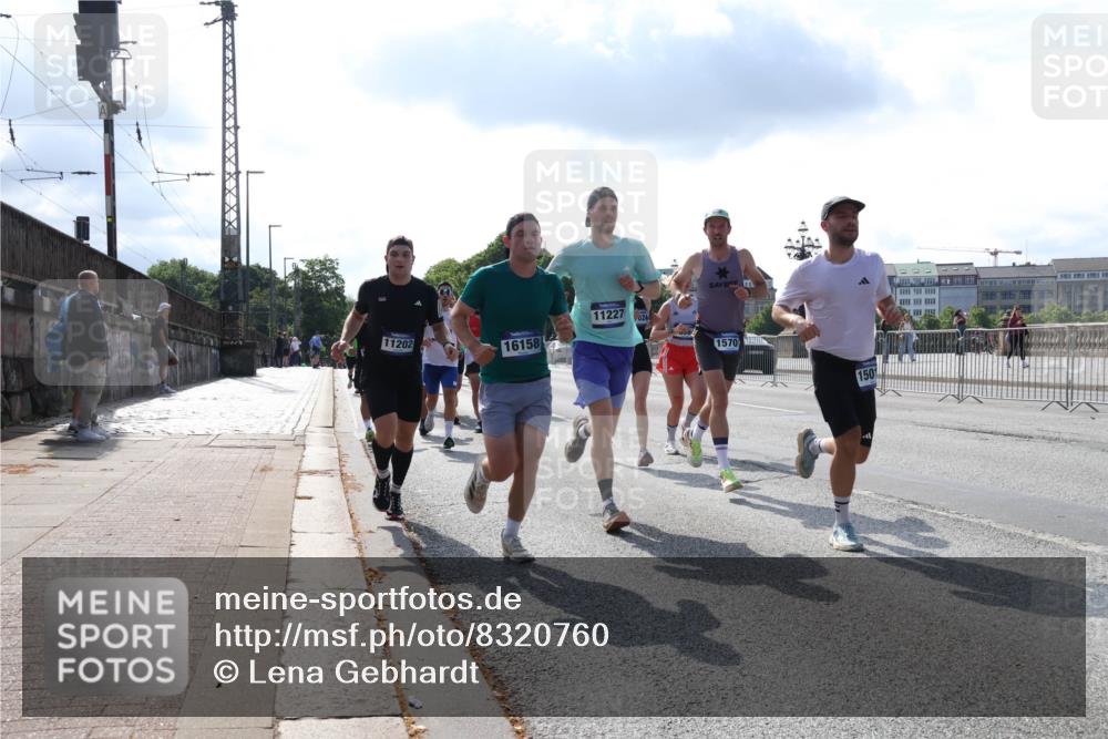 29.06.2025 - hella hamburg halbmarathon Lena Gebhardt http://msf.ph/oto/8320760 29.06.2025 09:48:03 Lombardsbrücke 11202, 16158, 11227, 024, 1570, 1164, 1385, 1562, 1743, 2196, 2296, 2714, 2767, 3959, 4602, 4860, 5091, 5092, 5315, 5923, 6684, 6829, 6990, 8084, 8362, 8901, 8933, 9178, 9944, 10384, 10793, 10900, 10968, 11019, 11202, 11227, 11559, 11620, 11745, 11929, 12290, 12462, 12514, 12751, 12865, 13419, 13514, 13595, 13798, 13854, 14387, 14601, 14875, 14908, 14934, 14952, 15015, 15261, 15415, 15701, 15959, 15965, 16119, 16123, 16158, 16964, 17154 meine-sportfotos.de