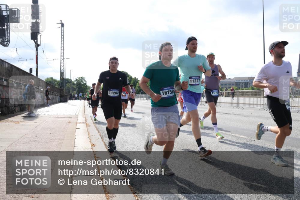 29.06.2025 - hella hamburg halbmarathon Lena Gebhardt http://msf.ph/oto/8320841 29.06.2025 09:48:04 Lombardsbrücke 11202, 16158, 11227, 1570, 1164, 1385, 1562, 1743, 2196, 2296, 2714, 2767, 3959, 4602, 4860, 5091, 5092, 5315, 5923, 6684, 6829, 6990, 8084, 8362, 8901, 8933, 9178, 9944, 10384, 10793, 10900, 10968, 11019, 11202, 11227, 11559, 11620, 11745, 11929, 12290, 12462, 12514, 12751, 12865, 13419, 13514, 13595, 13798, 13854, 14387, 14601, 14875, 14908, 14934, 14952, 15015, 15261, 15415, 15701, 15959, 15965, 16119, 16123, 16158, 16964, 17154 meine-sportfotos.de
