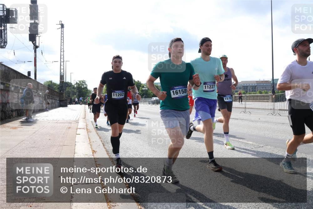 29.06.2025 - hella hamburg halbmarathon Lena Gebhardt http://msf.ph/oto/8320873 29.06.2025 09:48:04 Lombardsbrücke 11202, 16158, 11227, 1570, 1164, 1385, 1562, 1743, 2196, 2296, 2714, 2767, 3959, 4602, 4860, 5091, 5092, 5315, 5923, 6684, 6829, 6990, 8084, 8362, 8901, 8933, 9178, 9944, 10384, 10793, 10900, 10968, 11019, 11202, 11227, 11559, 11620, 11745, 11929, 12290, 12462, 12514, 12751, 12865, 13419, 13514, 13595, 13798, 13854, 14387, 14601, 14875, 14908, 14934, 14952, 15015, 15261, 15415, 15701, 15959, 15965, 16119, 16123, 16158, 16964, 17154 meine-sportfotos.de