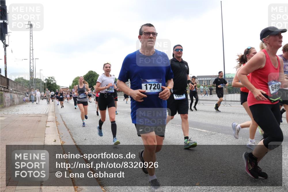 29.06.2025 - hella hamburg halbmarathon Lena Gebhardt http://msf.ph/oto/8320926 29.06.2025 10:47:16 Lombardsbrücke 13172, 9557, 1720, 1607, 649, 1073, 1185, 1286, 1363, 1434, 1463, 1523, 1593, 1607, 1704, 1720, 1961, 2148, 2211, 2320, 2327, 2407, 2537, 2555, 2556, 2665, 2981, 2994, 3339, 3823, 4037, 4184, 4239, 4325, 4483, 4806, 4895, 4974, 4975, 5111, 5114, 5621, 5622, 5796, 5895, 5953, 6255, 6256, 6485, 6496, 6740, 6879, 6995, 7073, 7403, 7412, 7430, 7431, 7630, 7631, 8105, 8131, 8270, 8486, 8553, 8684, 8706, 8915, 8953, 8967, 9018, 11458, 11730, 11738 meine-sportfotos.de