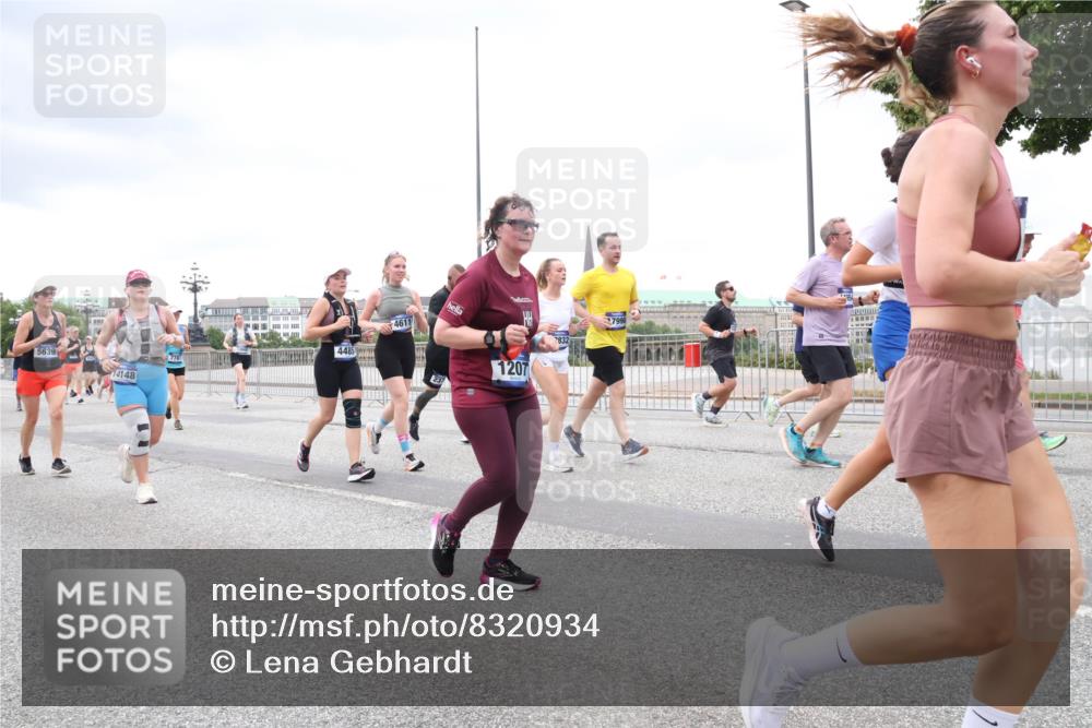 29.06.2025 - hella hamburg halbmarathon Lena Gebhardt http://msf.ph/oto/8320934 29.06.2025 10:57:20 Lombardsbrücke 5639, 14148, 778, 4485, 4611, 1207, 1207, 1643, 2041, 2370, 2871, 2932, 3195, 3348, 3385, 3387, 3388, 3433, 3470, 3485, 3723, 3750, 3851, 4086, 4106, 4180, 4197, 4241, 4485, 4568, 4569, 4611, 4998, 5057, 5117, 5316, 5589, 5639, 5736, 5738, 6053, 6284, 6827, 6832, 6857, 6981, 7416, 7417, 7592, 7720, 7728, 7787, 7964, 8035, 8039, 8197, 8224, 8287, 8386, 8540, 8546, 8552, 8679, 8708, 8851, 8853, 8873, 9110, 9298, 9299, 9496 meine-sportfotos.de