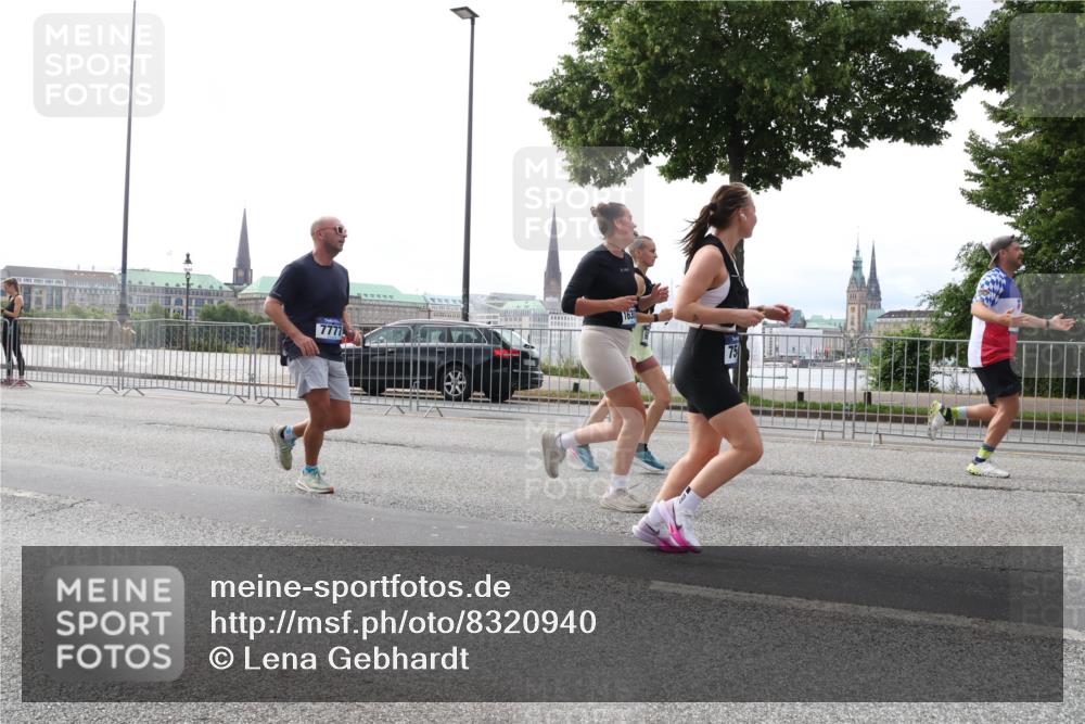 29.06.2025 - hella hamburg halbmarathon Lena Gebhardt http://msf.ph/oto/8320940 29.06.2025 10:37:34 Lombardsbrücke 7777, 75, 1022, 1276, 1337, 1475, 1597, 1819, 2016, 2031, 2072, 2104, 2199, 2272, 2480, 2486, 2640, 2853, 3127, 3230, 3246, 3633, 4097, 4347, 4733, 5139, 5146, 5171, 5186, 5522, 5560, 5790, 5875, 5940, 6172, 6243, 6584, 6821, 6955, 7085, 7124, 7235, 7321, 7350, 7544, 7707, 7777, 7823, 8257, 8258, 8811, 8843, 8985, 9054, 9055, 9247, 9288, 9524, 9895, 10159, 10506, 10836, 11087, 12123, 12254, 12472, 12824, 16680, 17798 meine-sportfotos.de