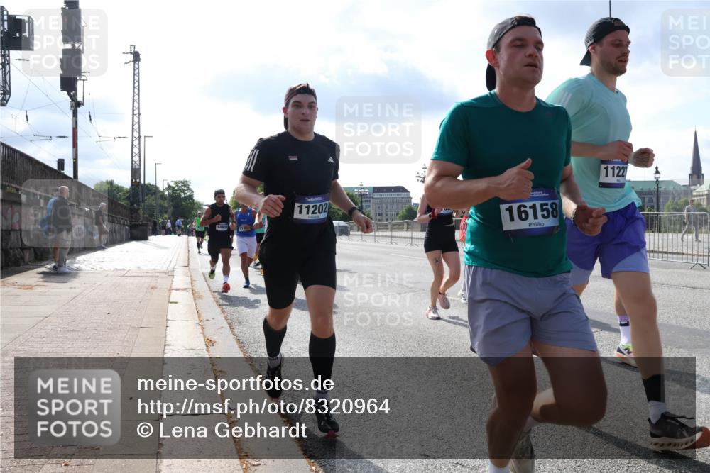 29.06.2025 - hella hamburg halbmarathon Lena Gebhardt http://msf.ph/oto/8320964 29.06.2025 09:48:04 Lombardsbrücke 14908, 116, 11202, 16158, 1122, 1164, 1385, 1562, 1743, 2196, 2296, 2714, 2767, 3959, 4602, 4860, 5091, 5092, 5315, 5923, 6684, 6829, 6990, 8084, 8362, 8901, 8933, 9178, 9944, 10384, 10793, 10900, 10968, 11019, 11202, 11227, 11559, 11620, 11745, 11929, 12290, 12462, 12514, 12751, 12865, 13419, 13514, 13595, 13798, 13854, 14387, 14601, 14875, 14908, 14934, 14952, 15015, 15261, 15415, 15701, 15959, 15965, 16119, 16123, 16158, 16964, 17154 meine-sportfotos.de