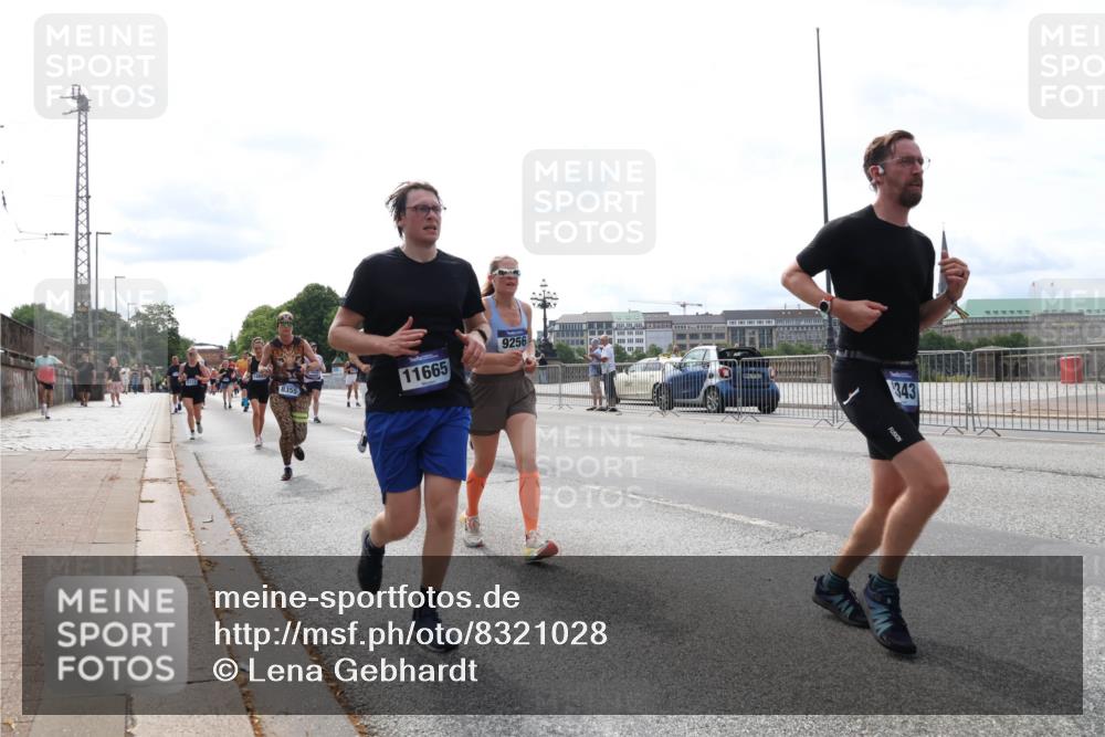 29.06.2025 - hella hamburg halbmarathon Lena Gebhardt http://msf.ph/oto/8321028 29.06.2025 10:22:50 Lombardsbrücke 8355, 11665, 9256, 343, 1029, 1853, 2294, 2479, 2766, 2886, 3003, 3029, 3034, 3430, 3457, 3511, 3600, 3601, 3910, 3946, 4190, 4266, 4559, 4969, 5079, 5223, 5343, 5629, 5798, 5838, 6048, 6303, 6347, 6578, 6784, 6785, 6820, 6826, 6899, 7097, 7188, 7190, 7266, 7276, 7529, 7794, 7891, 7925, 8355, 8511, 8931, 9133, 9256, 9913, 10205, 10826, 12025, 12190, 12265, 13560, 13921, 14041, 14525, 14801 meine-sportfotos.de