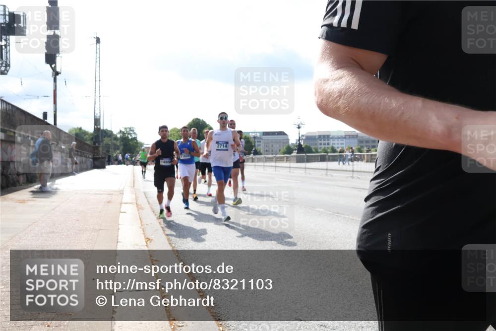 29.06.2025 - hella hamburg halbmarathon Lena Gebhardt http://msf.ph/oto/8321103 29.06.2025 09:48:05 Lombardsbrücke 11620, 2714, 1164, 1385, 1562, 1743, 2196, 2296, 2714, 2767, 3959, 4602, 4860, 5091, 5092, 5315, 6684, 6829, 6990, 8084, 8362, 8901, 8933, 9178, 9944, 10384, 10793, 10900, 10968, 11019, 11202, 11227, 11559, 11620, 11745, 11929, 12290, 12462, 12514, 12751, 12865, 13419, 13514, 13595, 13798, 13854, 14387, 14601, 14875, 14908, 14934, 14952, 15015, 15261, 15415, 15701, 15959, 15965, 16119, 16158, 16964, 17154 meine-sportfotos.de