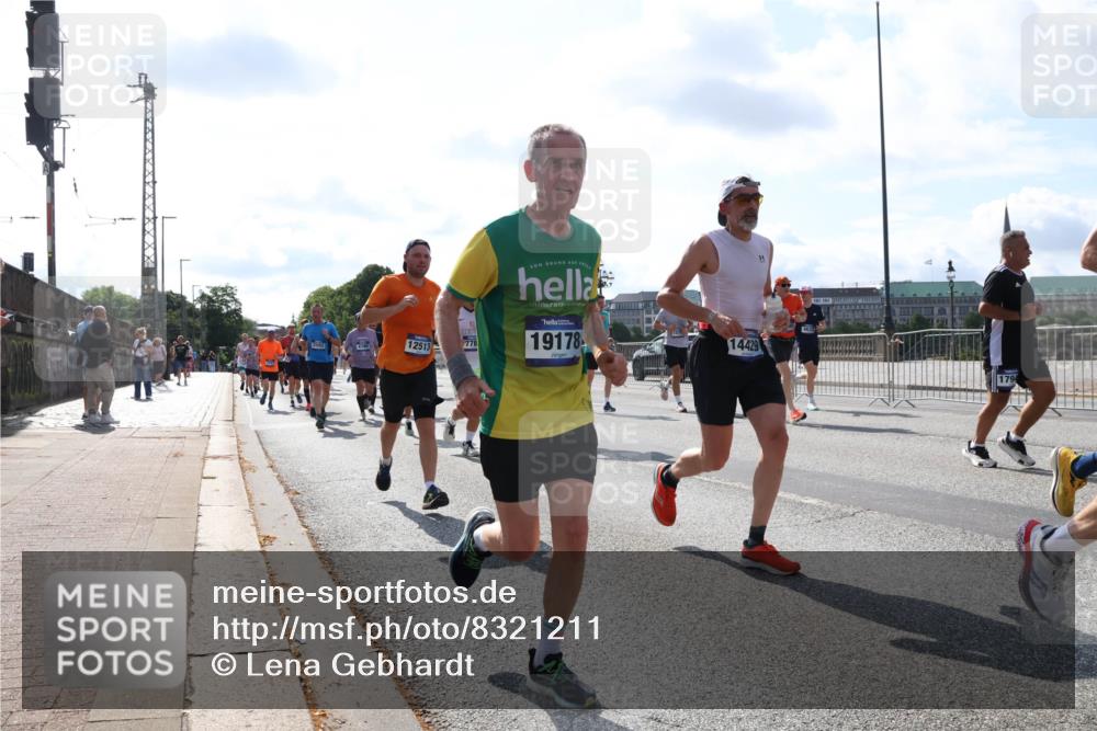 29.06.2025 - hella hamburg halbmarathon Lena Gebhardt http://msf.ph/oto/8321211 29.06.2025 10:00:07 Lombardsbrücke 2582, 12513, 778, 19178, 14429, 1006, 1019, 1125, 1180, 1239, 1264, 1526, 1834, 1914, 1955, 2027, 2086, 2099, 2159, 2346, 2348, 2364, 2447, 2582, 2584, 2606, 2652, 2676, 2677, 2730, 2910, 3177, 3181, 3279, 3319, 3836, 3861, 3898, 4013, 4231, 4594, 4632, 4772, 4796, 4813, 5015, 5134, 5272, 5277, 5341, 5728, 6082, 6084, 6104, 6174, 6201, 6202, 6220, 6260, 6462, 6470, 6581, 6587, 8330, 10031, 11568, 11844 meine-sportfotos.de