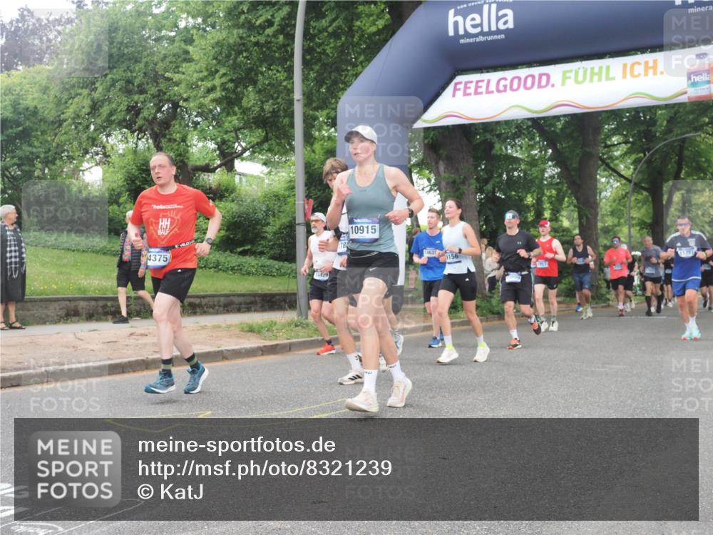 29.06.2025 - hella hamburg halbmarathon KatJ http://msf.ph/oto/8321239 29.06.2025 10:45:57 Zwischen KM18-KM19 1285, 2006, 2957 meine-sportfotos.de